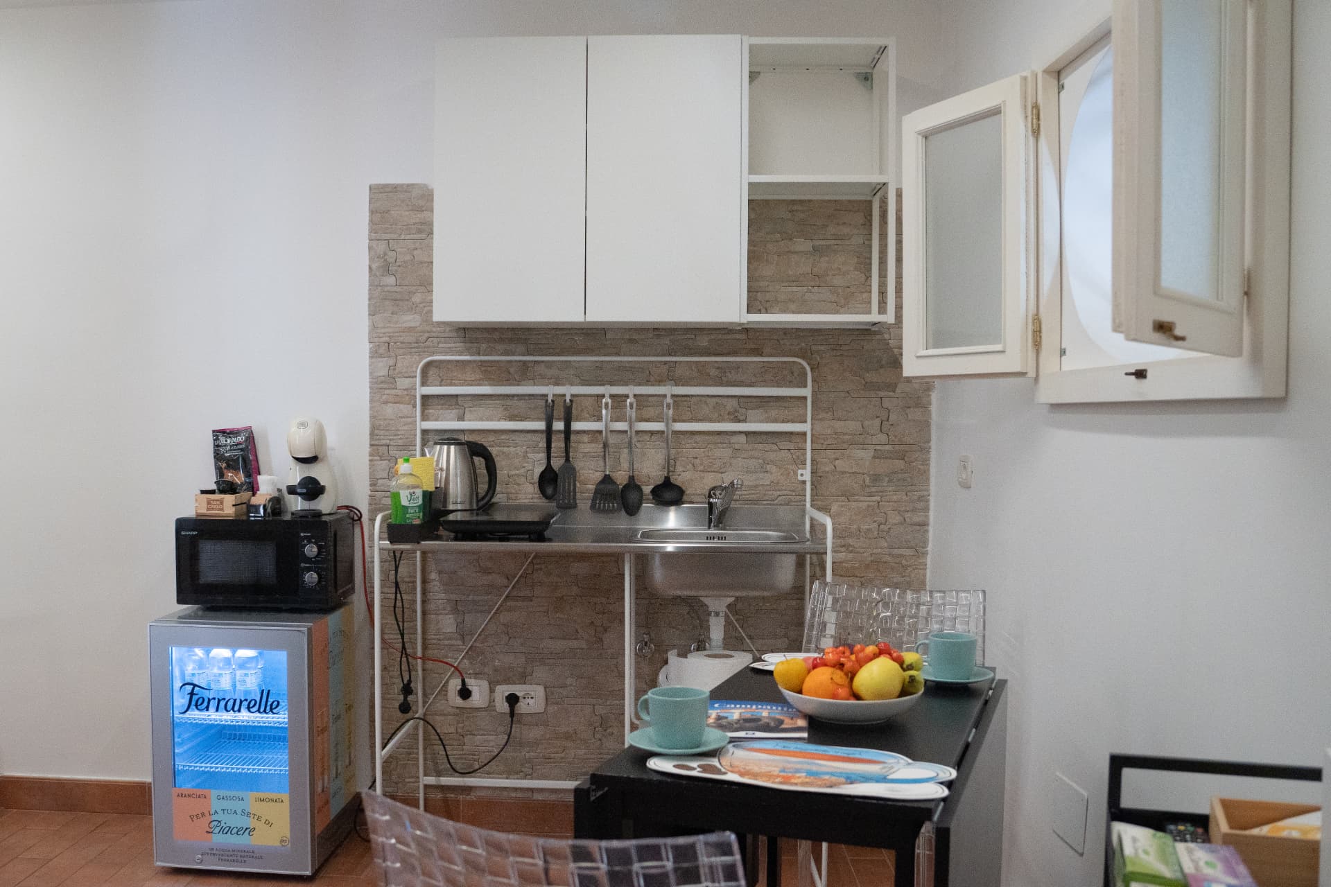 Angolo cottura attrezzato con microonde, mini frigo, macchina del caffè e bollitore